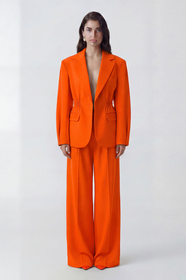 Costum portocaliu neon cu sacou cu accent în talie și pantaloni largi