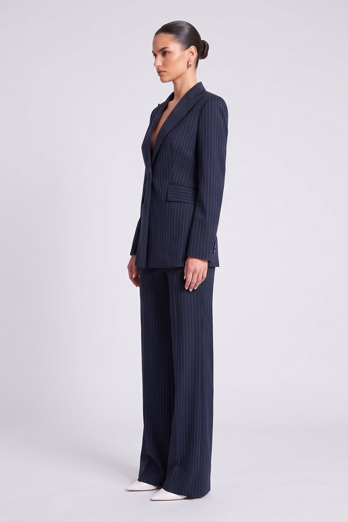 Costum Elegant Bleumarin cu Dungi Fine cu Sacou Cambrat și Pantaloni Fluizi din Amestec de Vâscoză