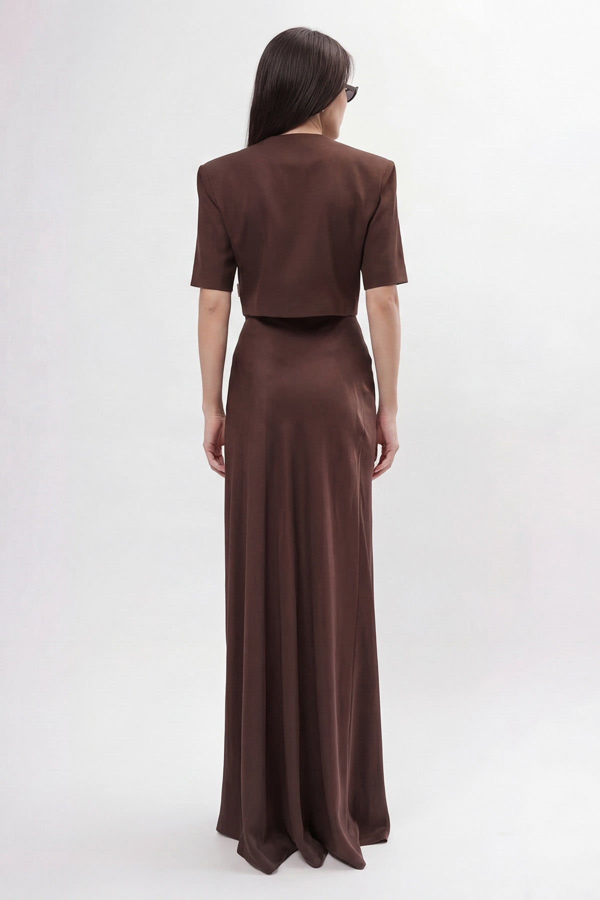 Set elegant maro – bluză cu decupaj și fustă lungă
