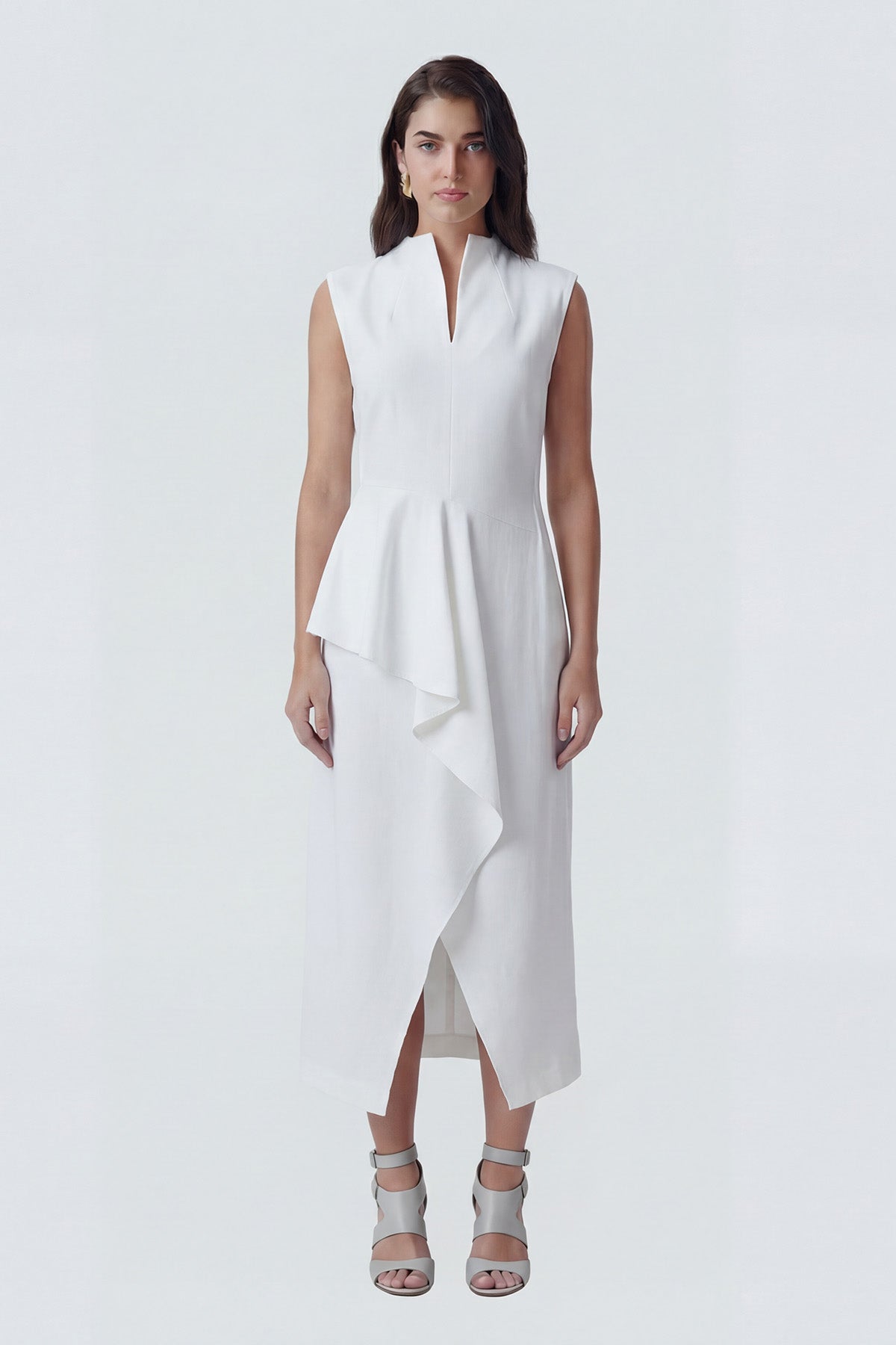 Rochie midi albă cu design asimetric și volan decorativ