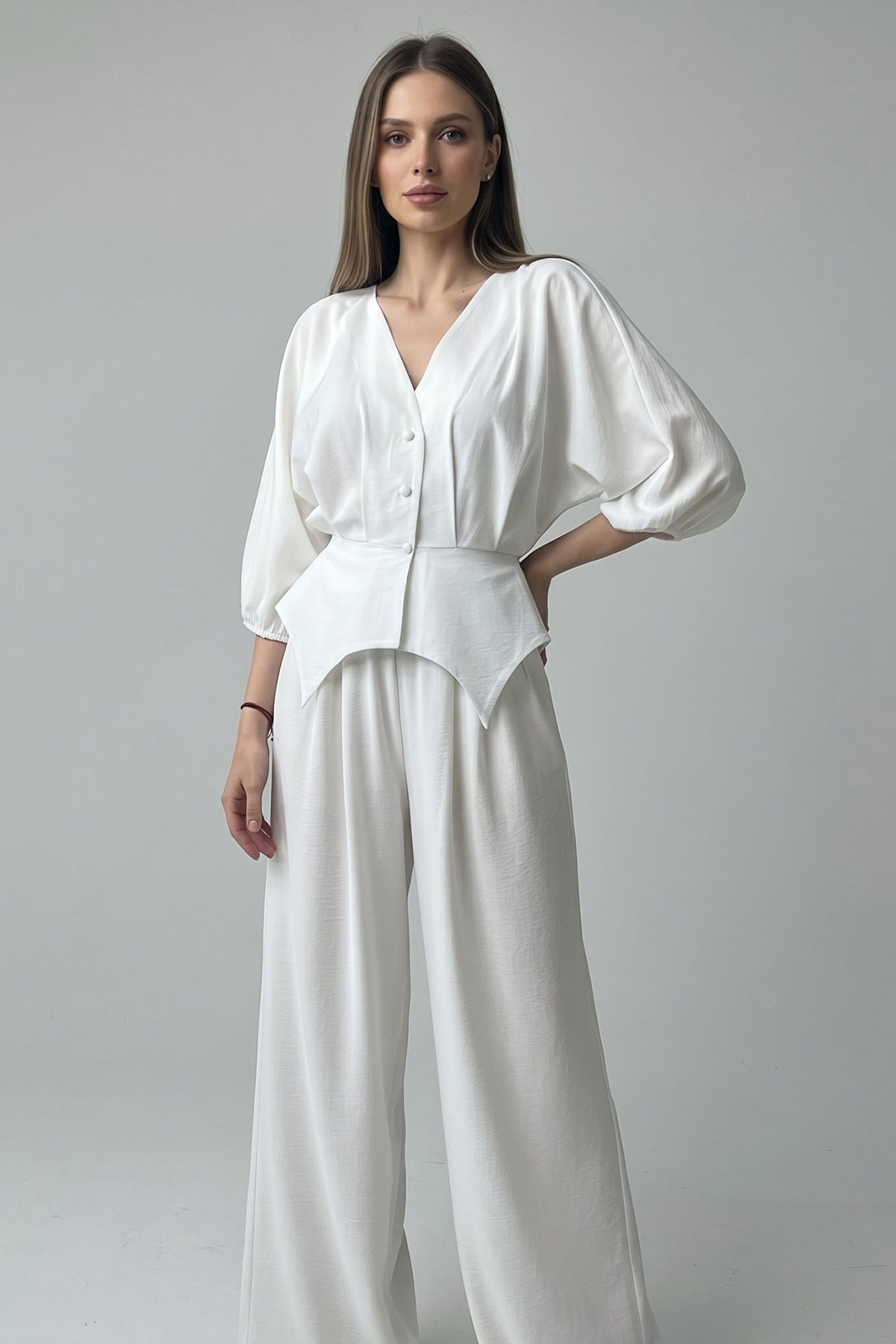 Set alb cu top structurat și pantaloni wide leg