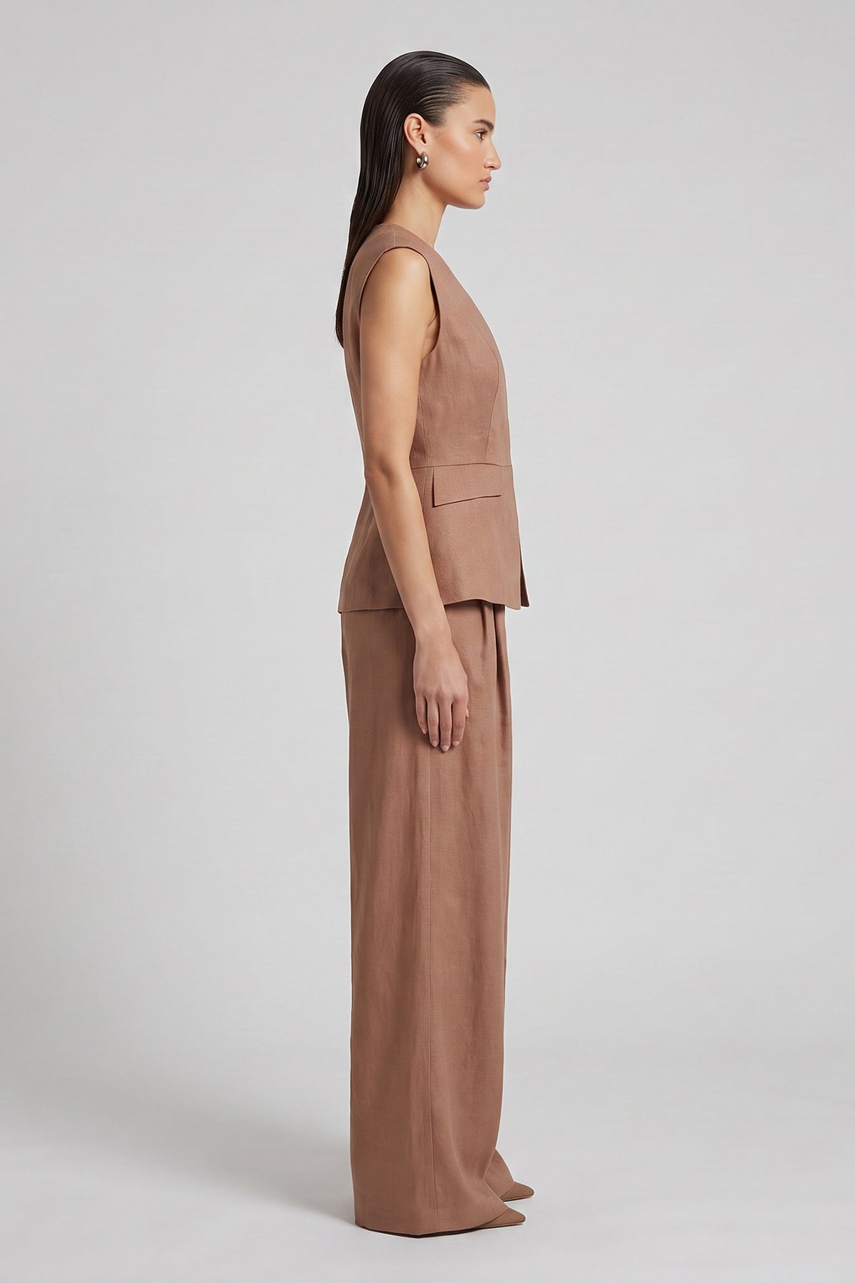 Set maro din amestec de vâscoză și in cu vestă peplum și pantaloni wide-leg