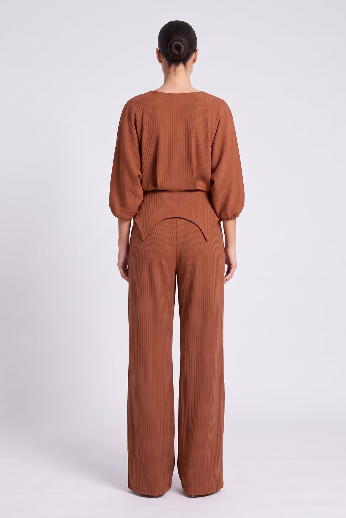 Set caramiziu din tricot reiat, cu bluză peplum și pantaloni wide-leg