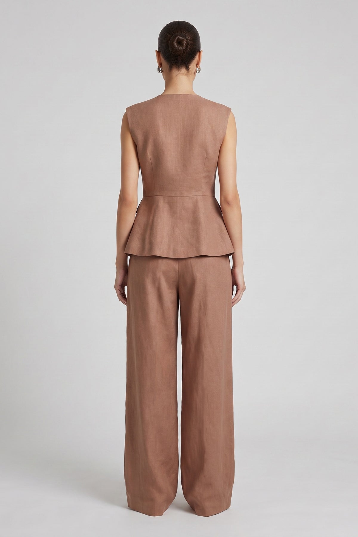 Set maro din amestec de vâscoză și in cu vestă peplum și pantaloni wide-leg
