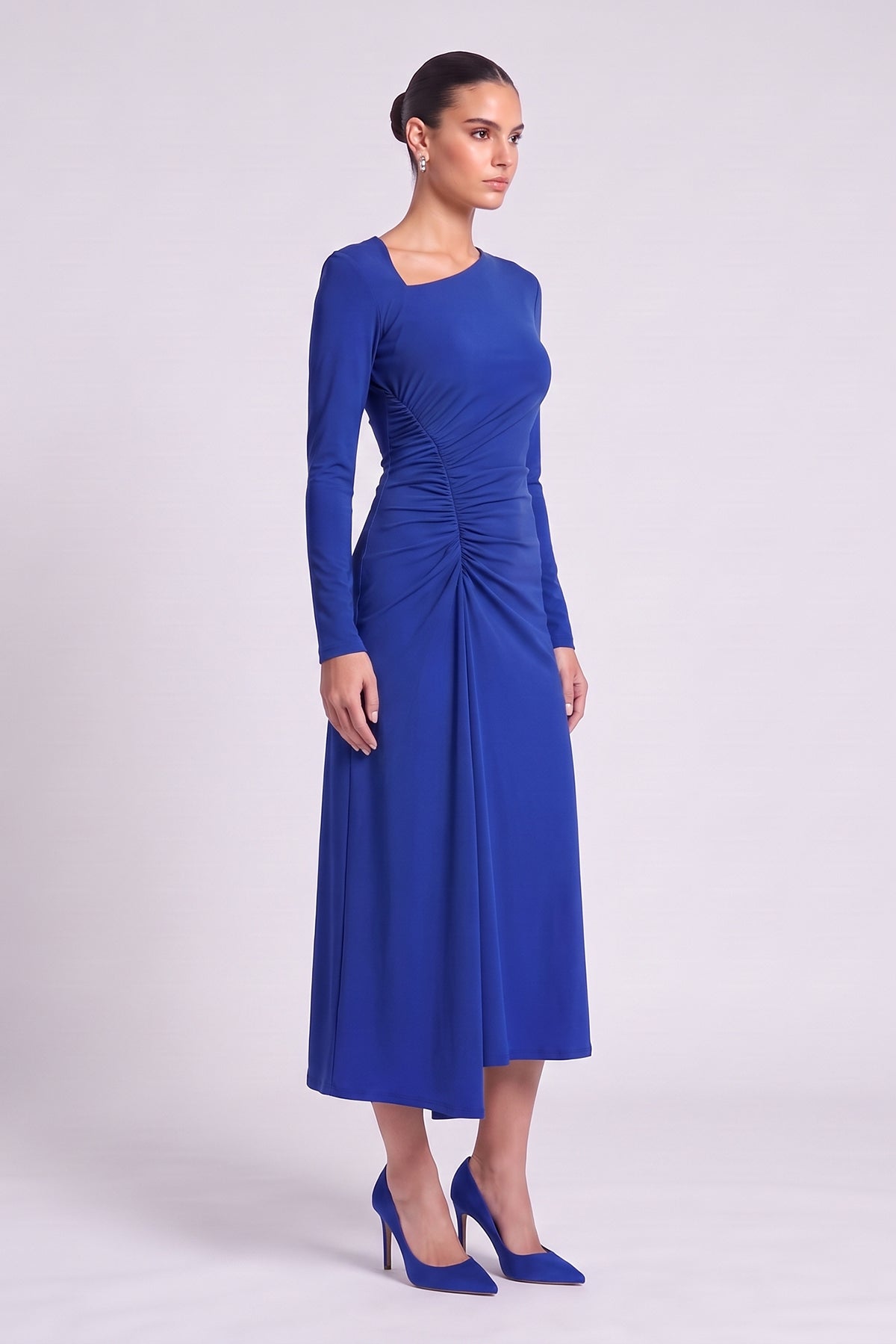 Rochie midi blue cu decolteu asimetric și drapaj lateral