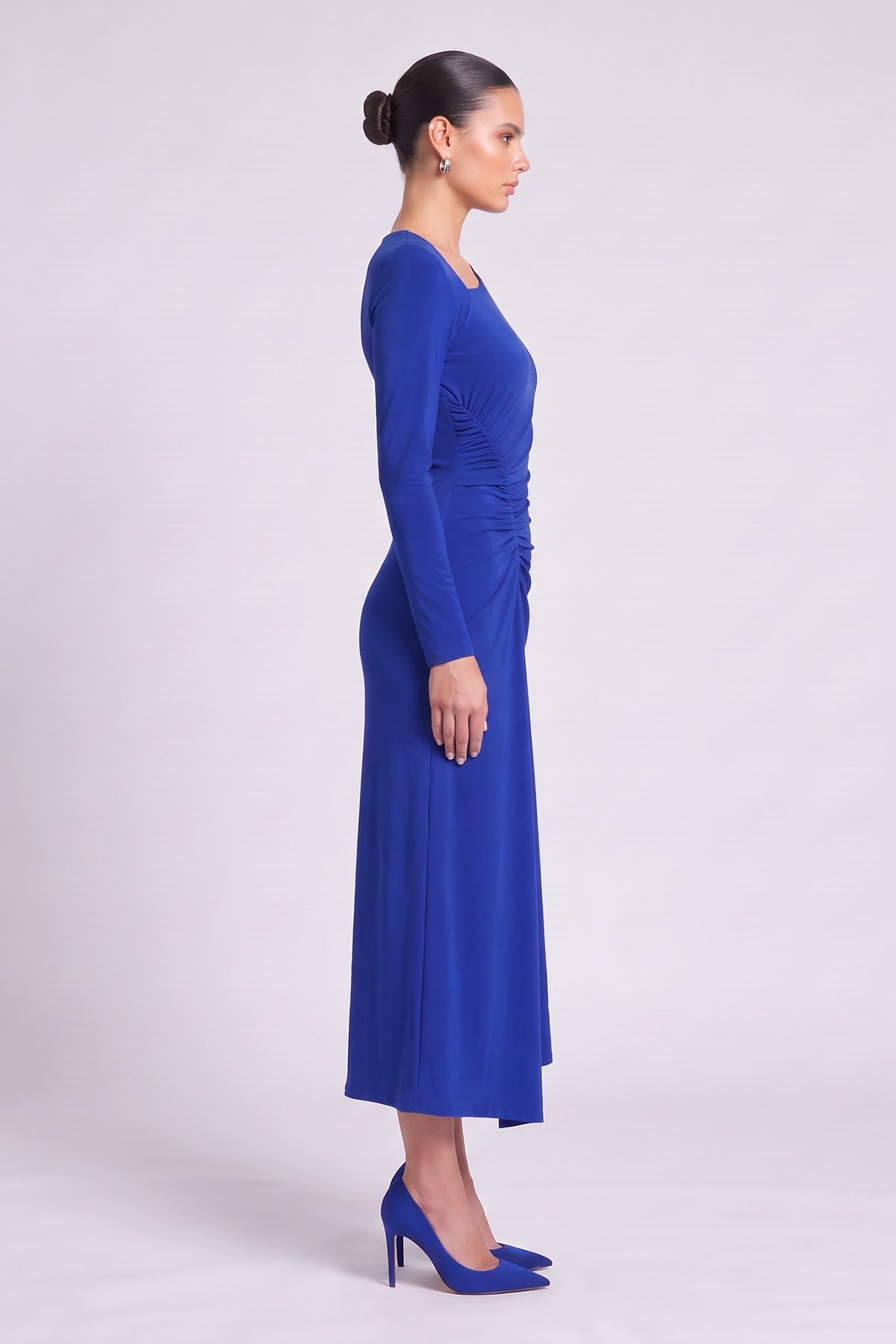 Rochie midi blue cu decolteu asimetric și drapaj lateral