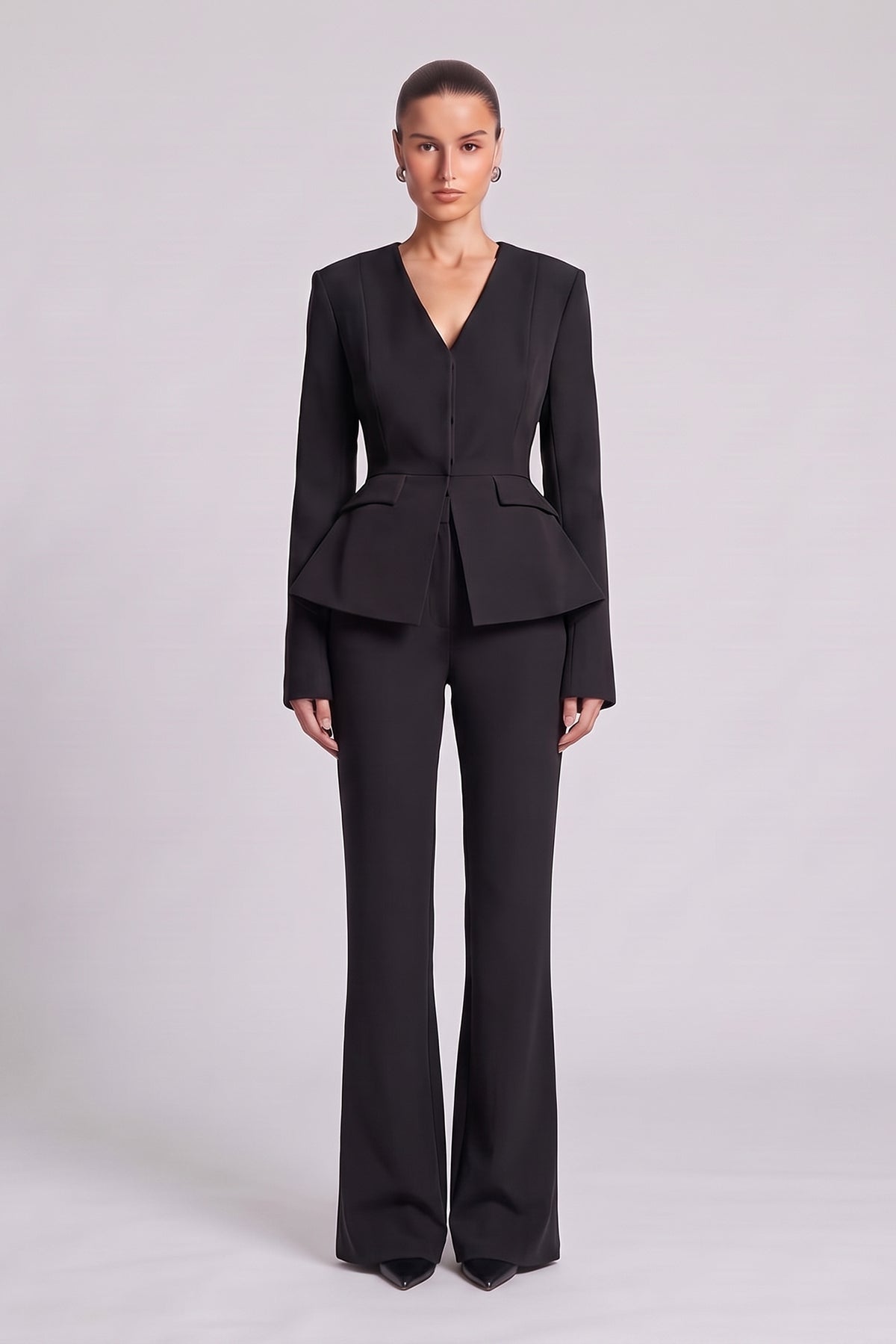 Set negru cu sacou structurat peplum și pantaloni evazați