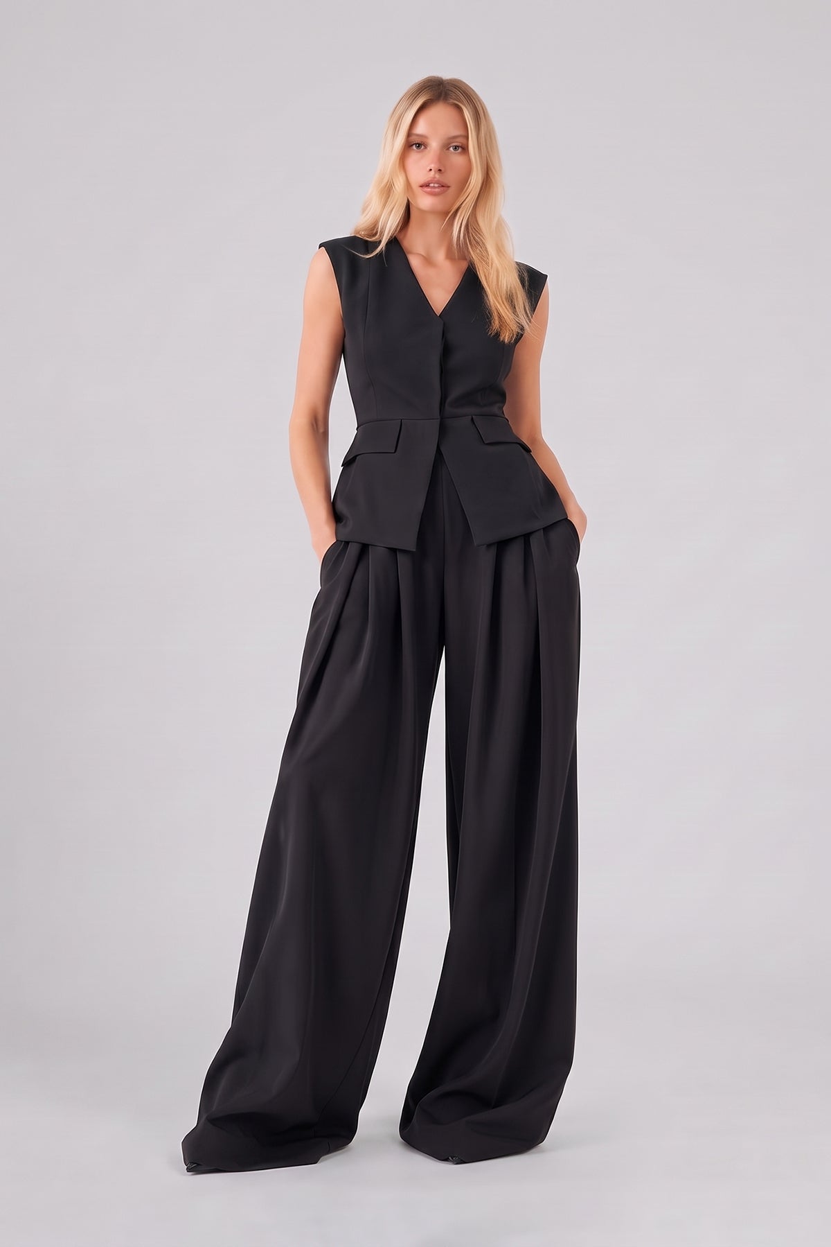 Set negru cu vestă structurată peplum și pantaloni wide leg cu pliuri