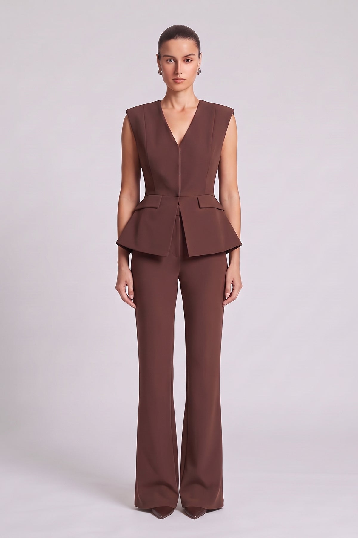 Set maro cu vestă structurată peplum și pantaloni flared