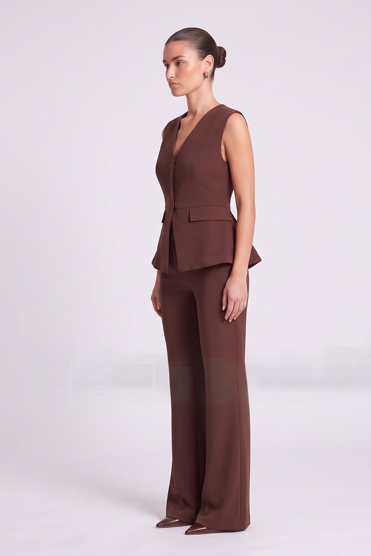 Set maro cu vestă structurată peplum și pantaloni flared