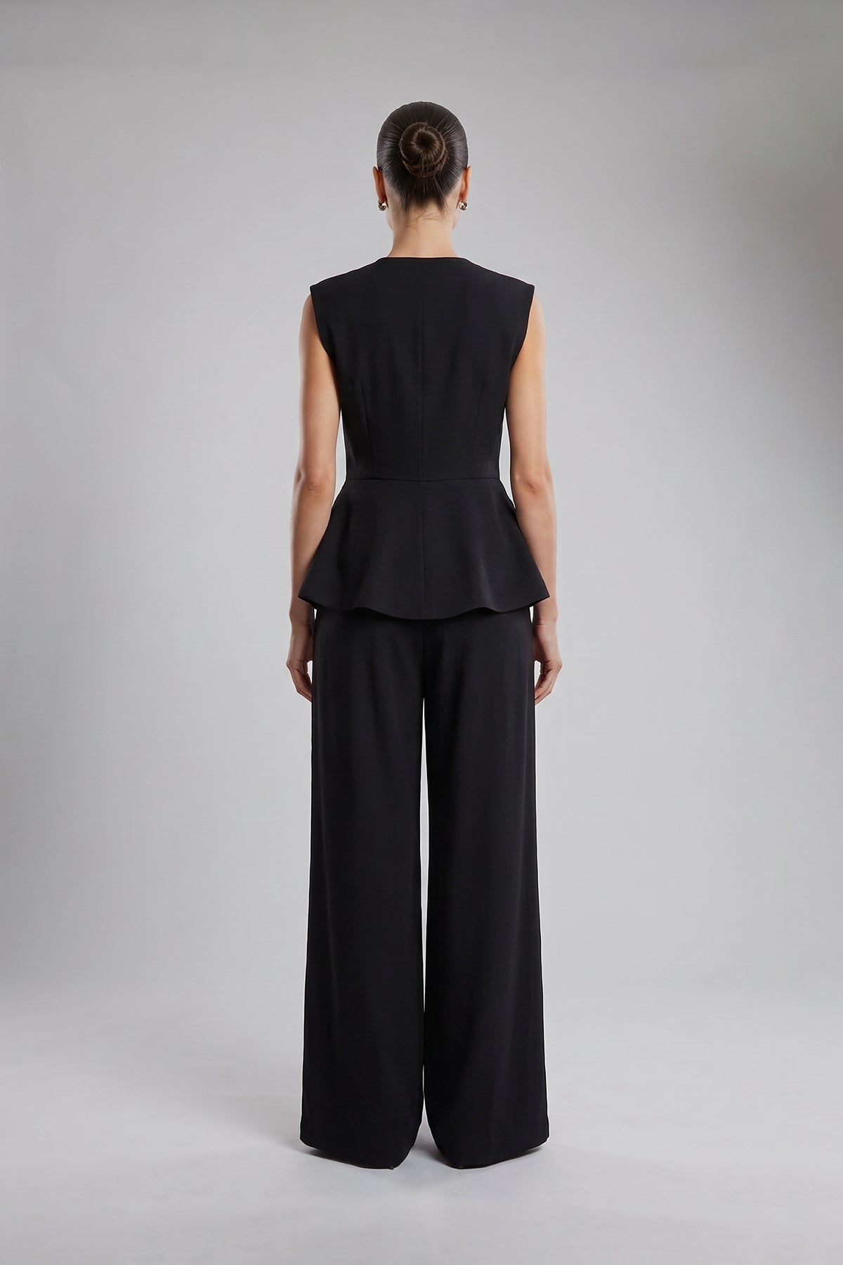 Set negru din amestec de vâscoză și in cu vestă peplum și pantaloni wide-leg