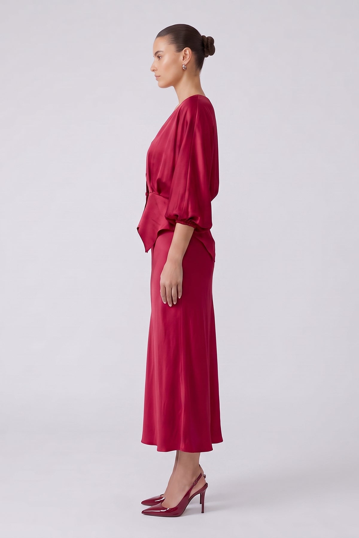 Set Rosu Satinat din Vâscoză cu Bluză Peplum și Fustă Midi