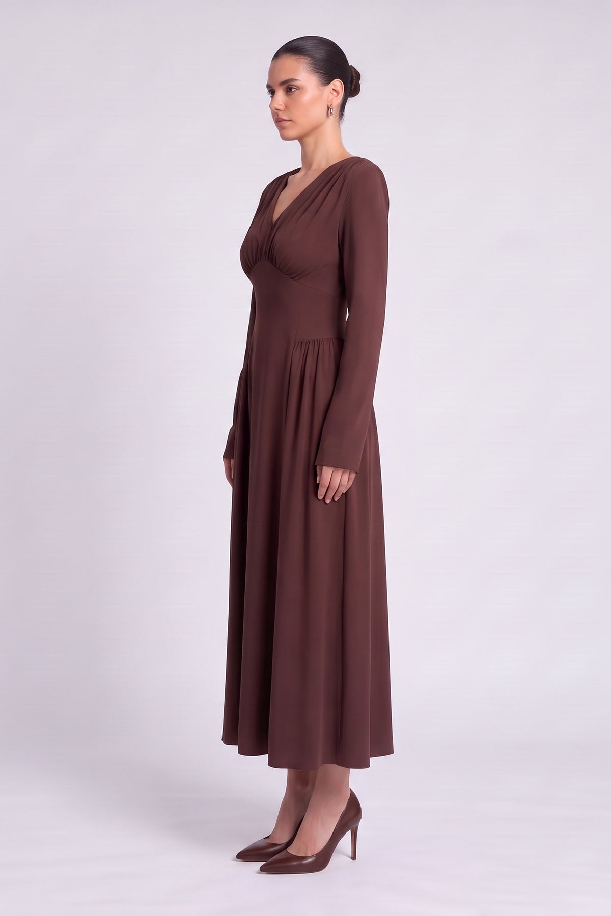 Rochie midi maro cu decolteu în V și talie accentuată