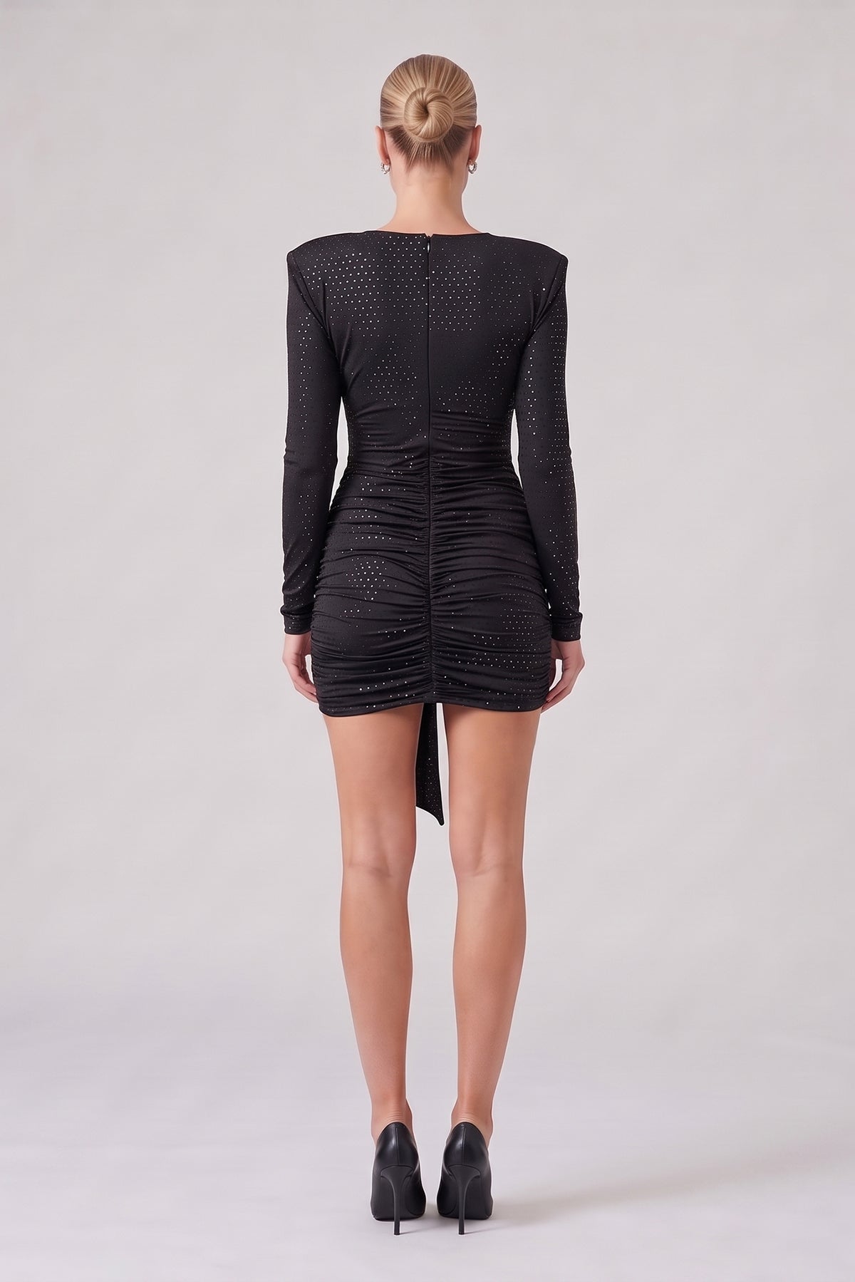 Rochie mini neagra drapată cu eșarfe și aplicații strălucitoare