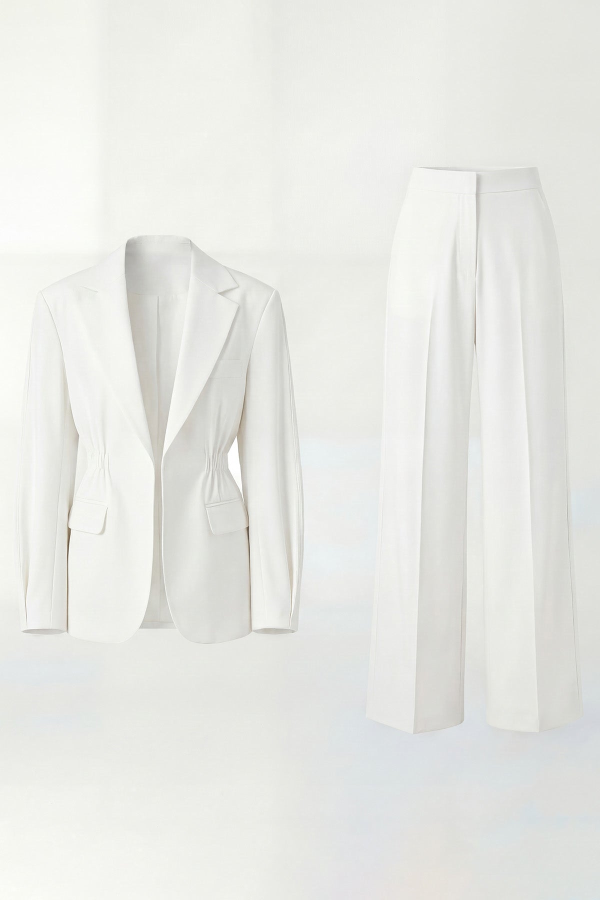 Costum alb cu sacou cu accent în talie și pantaloni largi