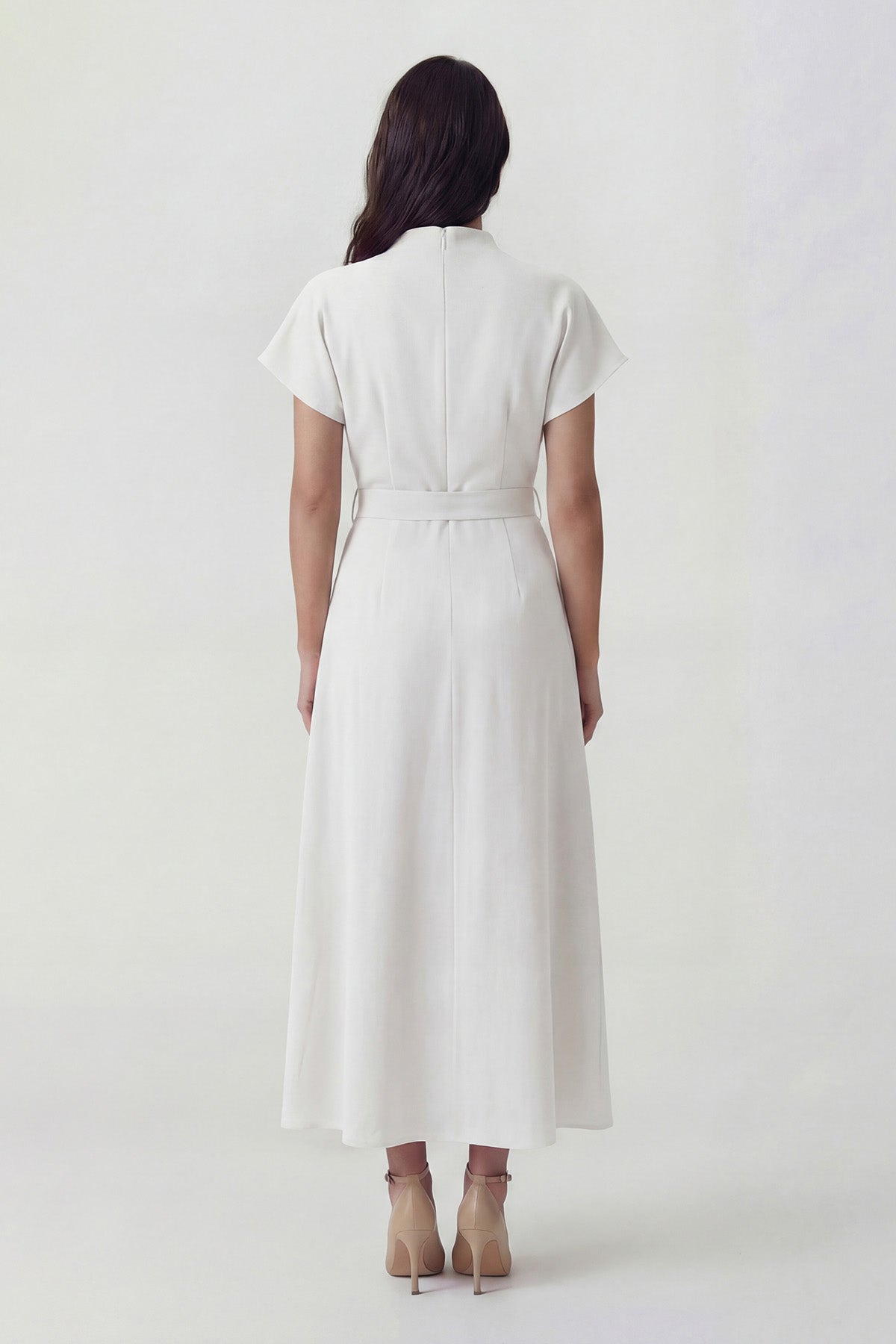 Rochie midi alba cu drapaj și cordon în talie