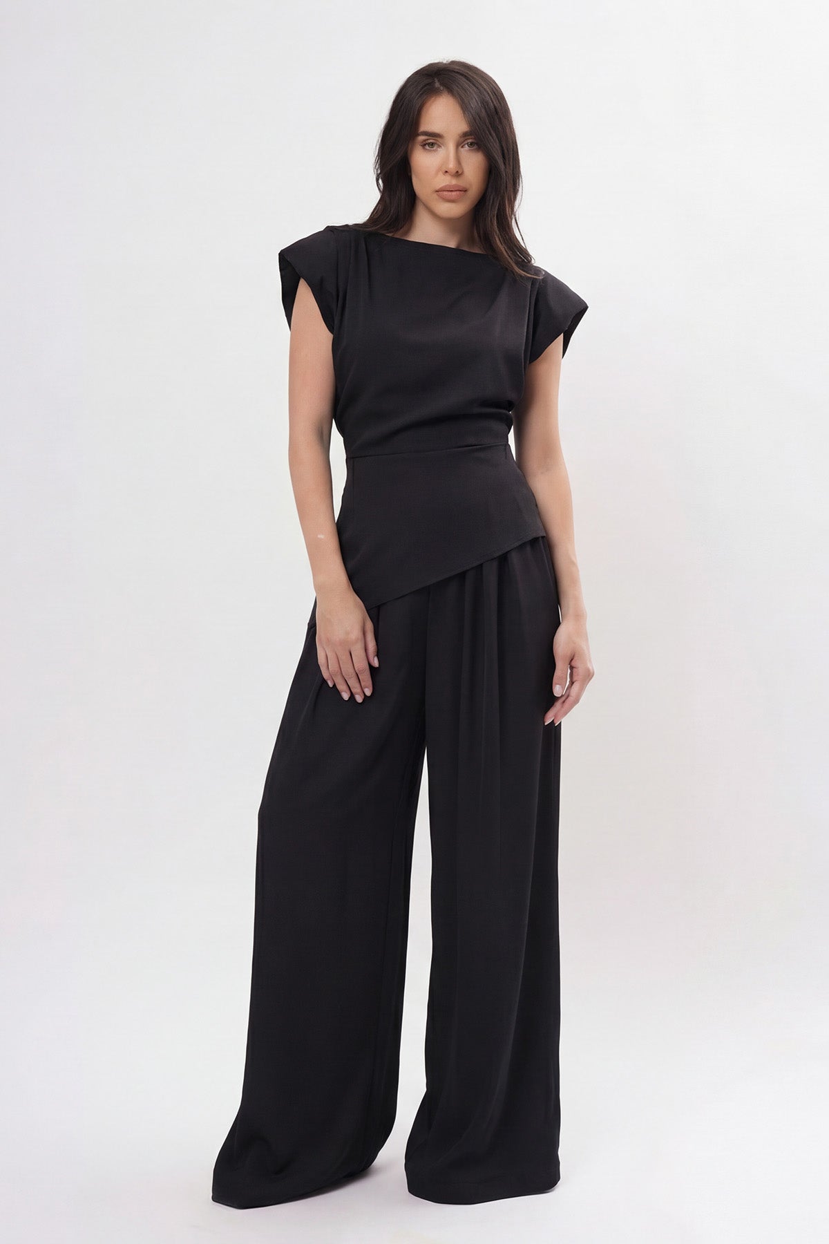 Set elegant negru din crep de vâscoză fluidă cu top cu umeri structurați și pantaloni palazzo