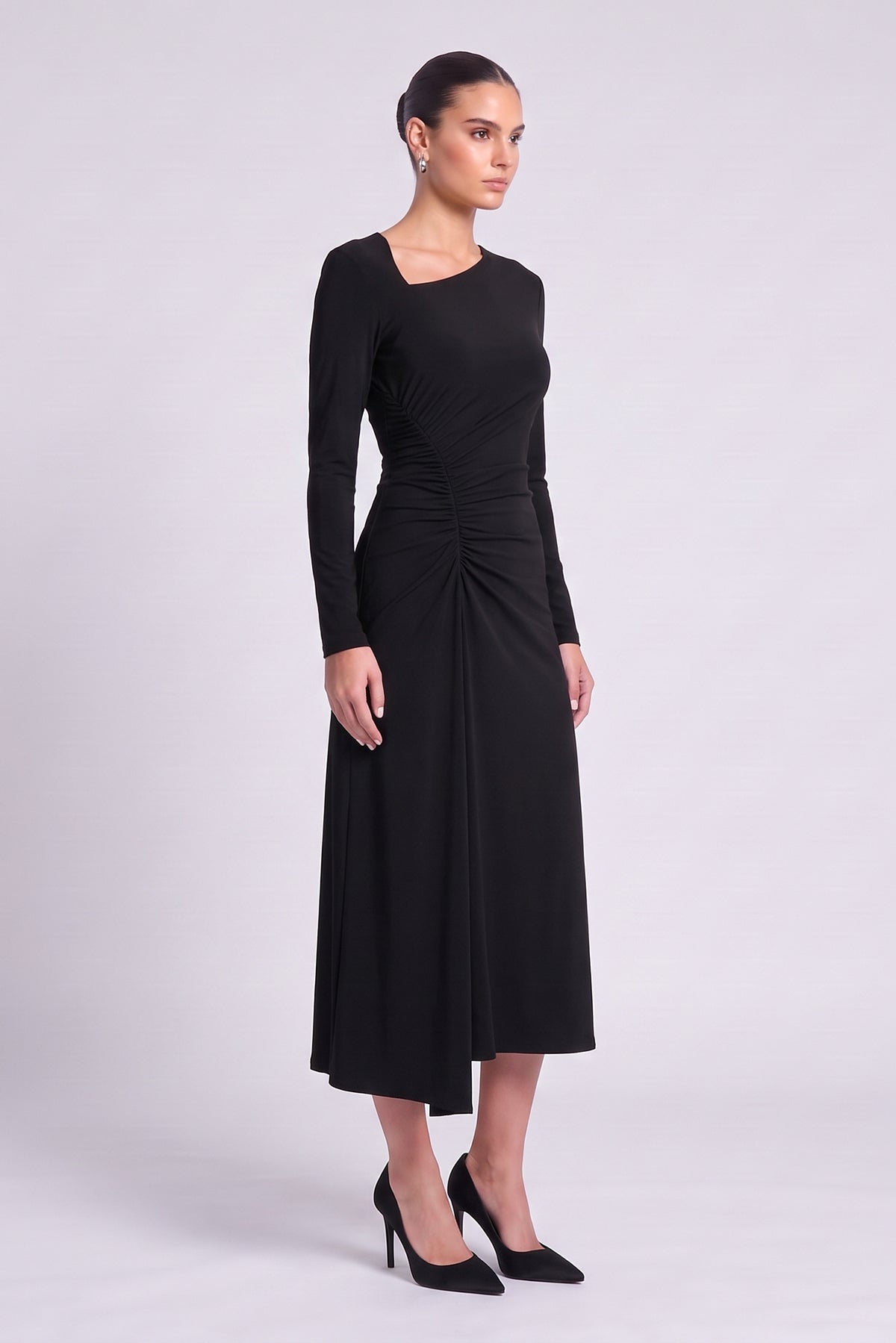 Rochie midi neagra cu decolteu asimetric și drapaj lateral