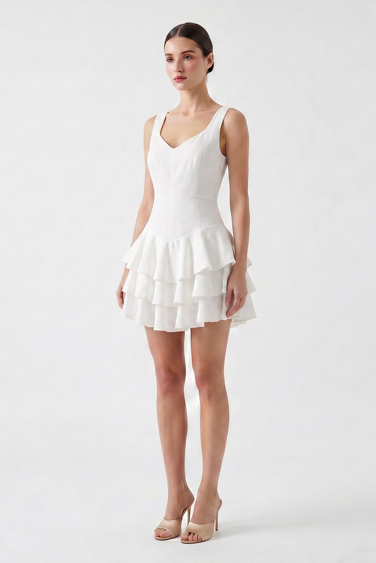 Rochie mini alba, croială cambrată și volane suprapuse