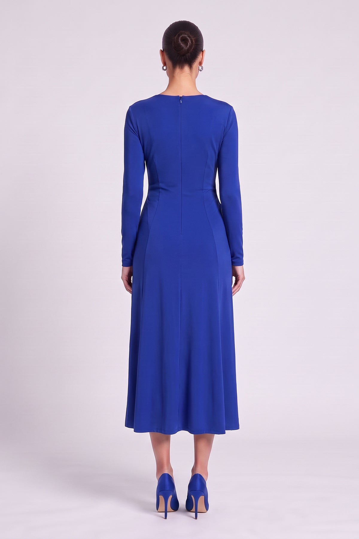 Rochie midi blue cu decolteu asimetric și drapaj lateral