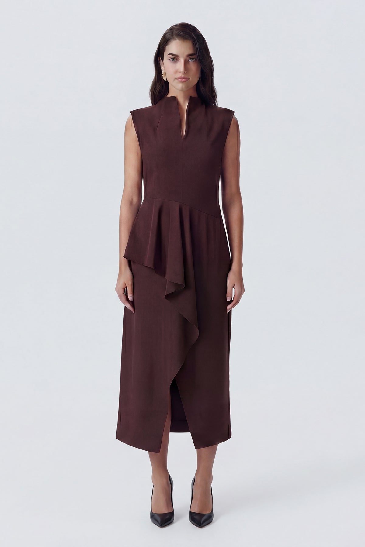 Rochie midi maro cu design asimetric și volan decorativ