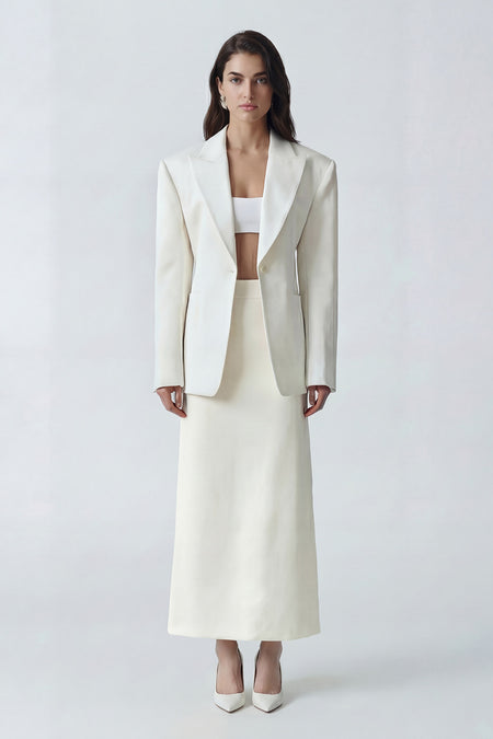 Costum alb cu sacou cambrat și fustă midi