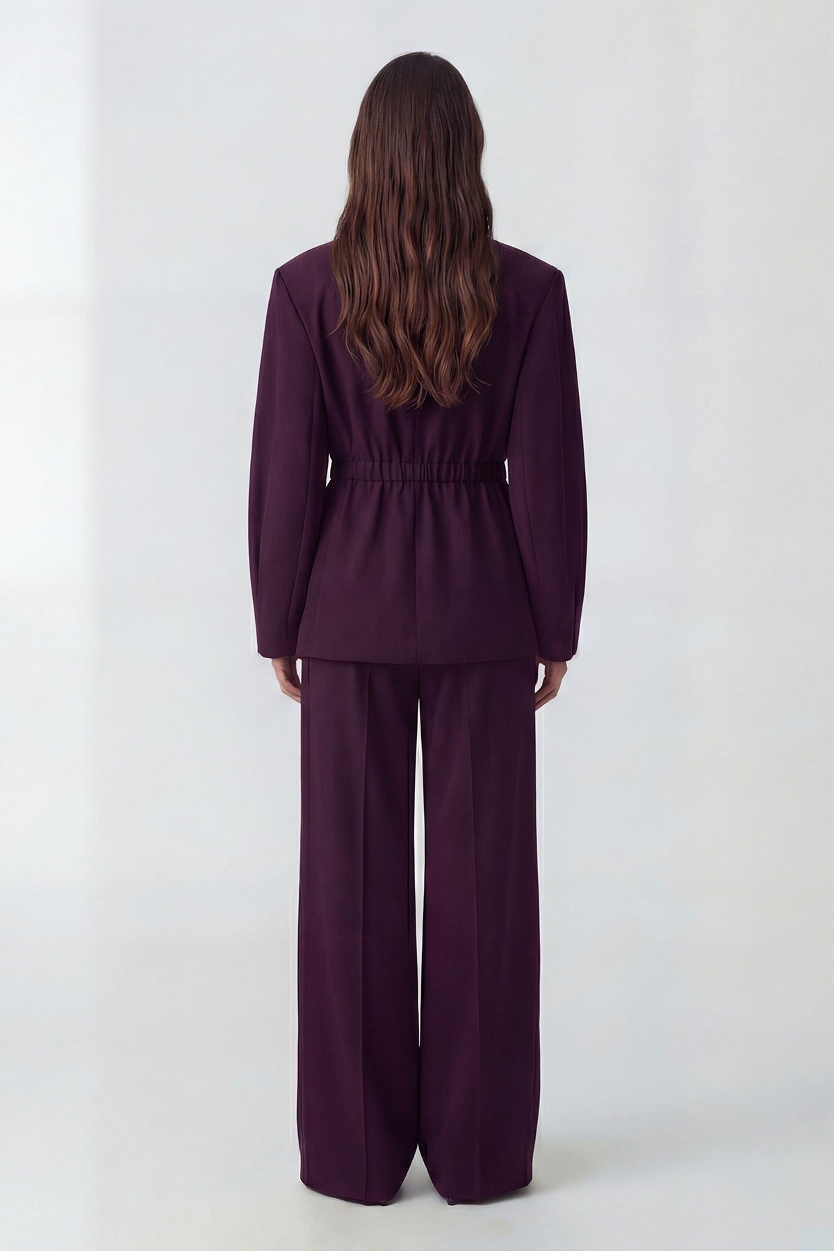 Costum mov pruna cu sacou cu accent în talie și pantaloni largi