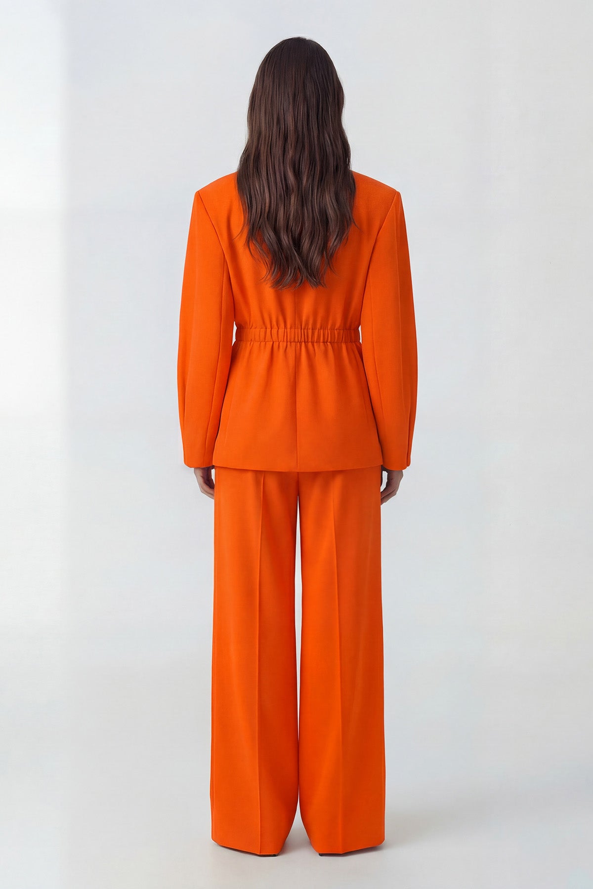 Costum portocaliu neon cu sacou cu accent în talie și pantaloni largi