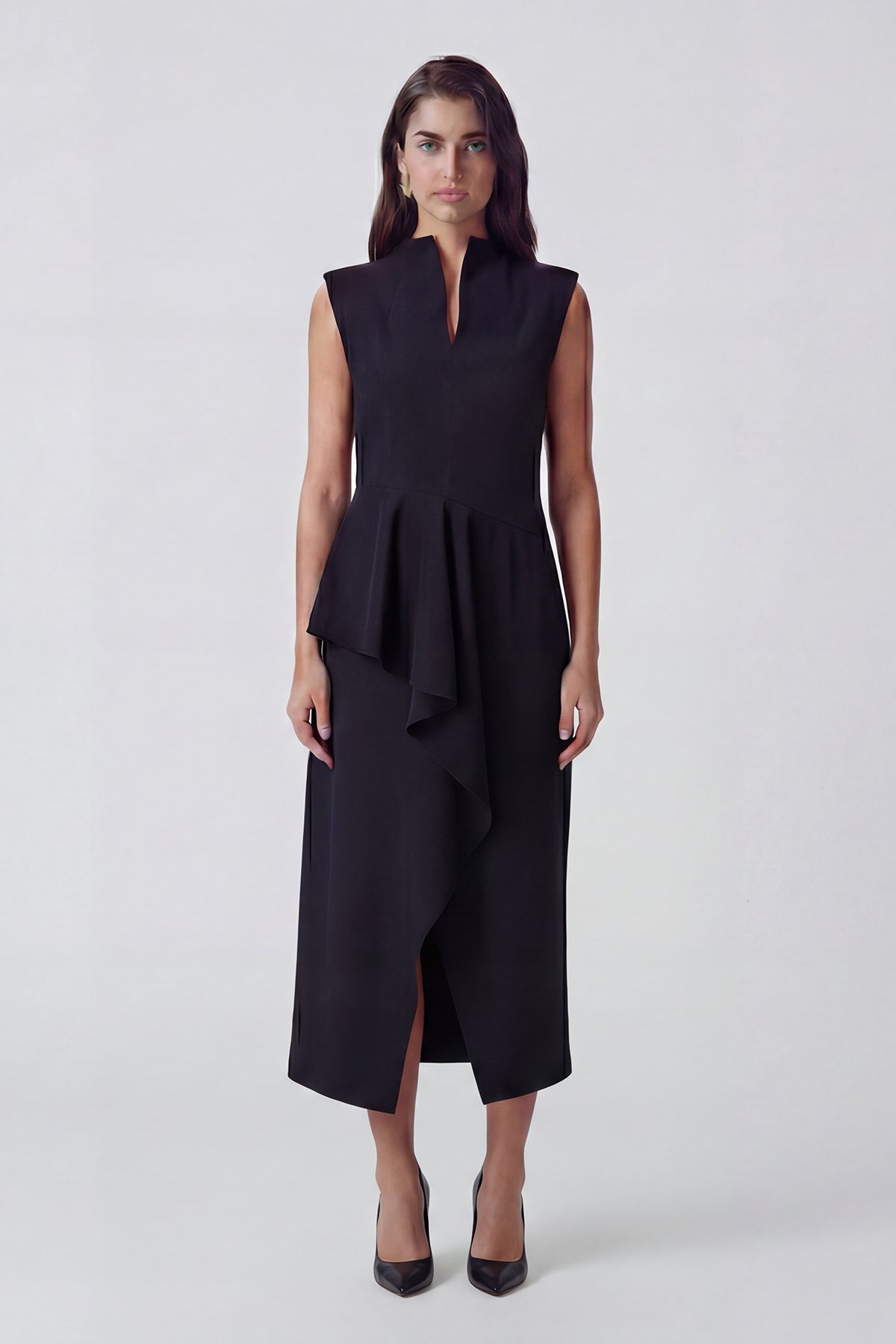 Rochie midi neagra cu design asimetric și volan decorativ