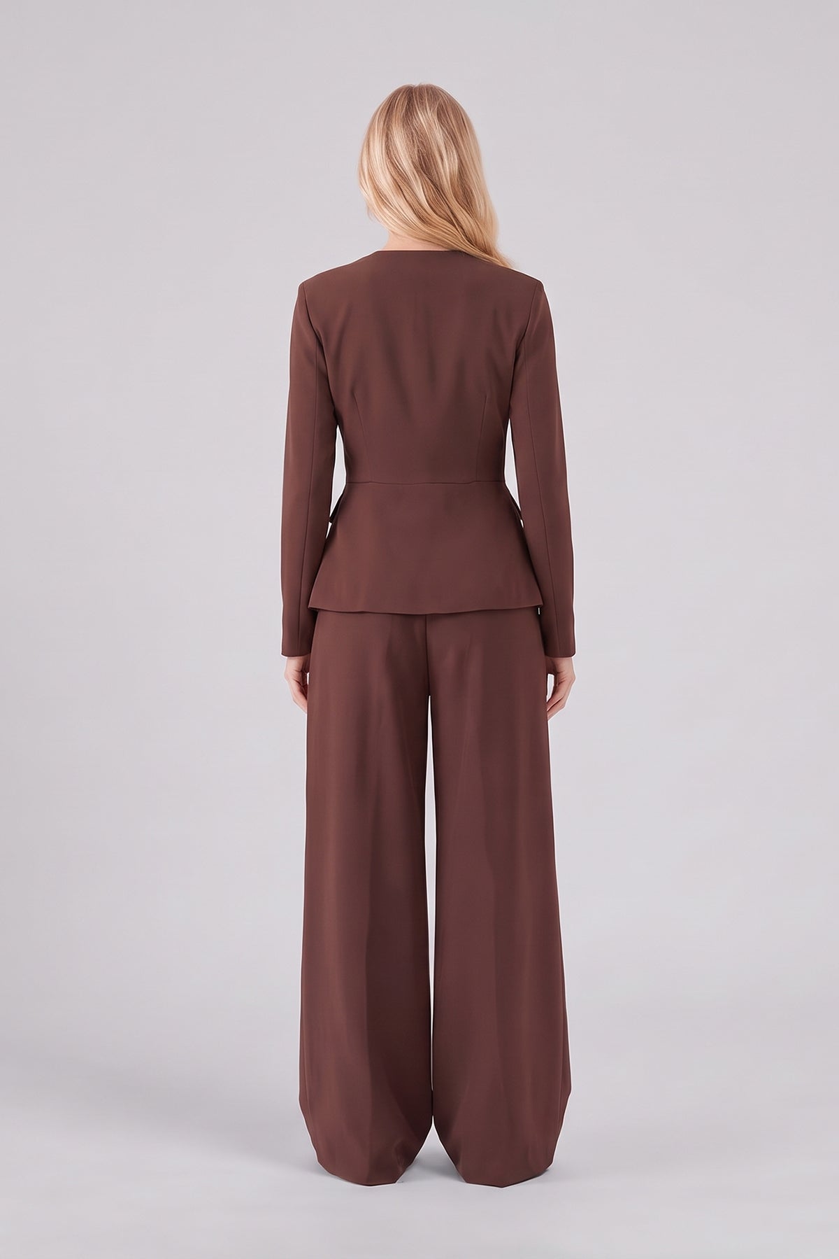Set maro cu sacou structurat peplum și pantaloni wide leg cu pliuri