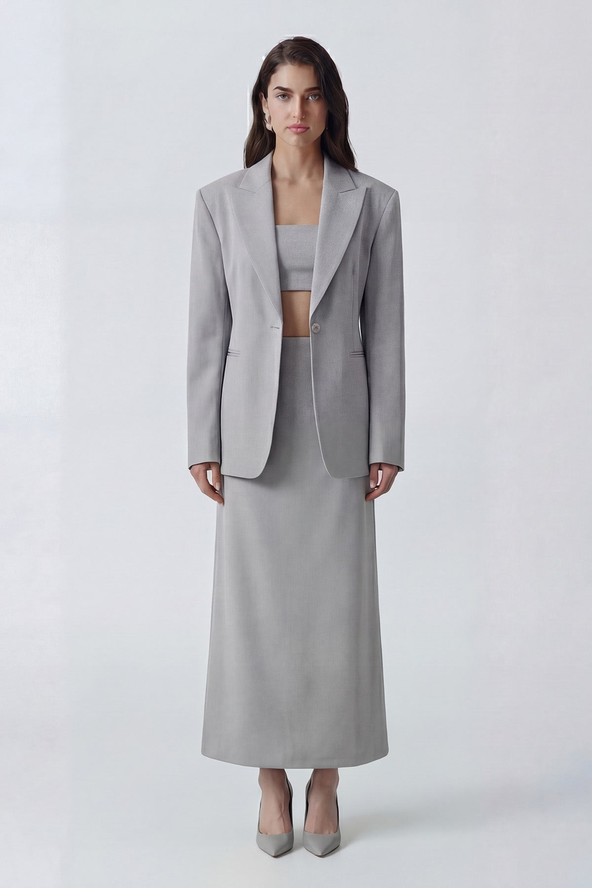 Costum gri cu sacou cambrat și fustă midi
