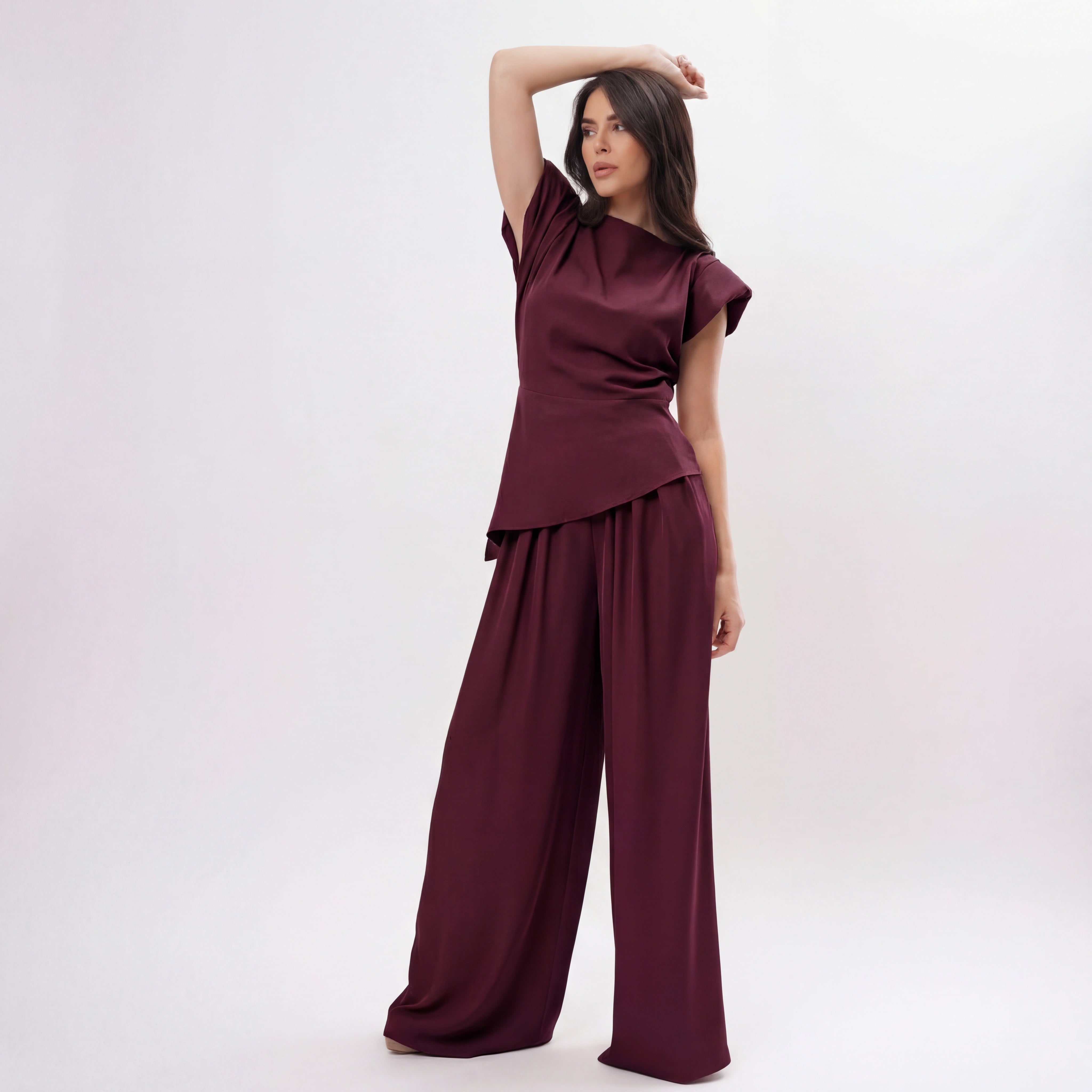 Set elegant burgundy din crep de vâscoză fluidă cu top cu umeri structurați și pantaloni palazzo