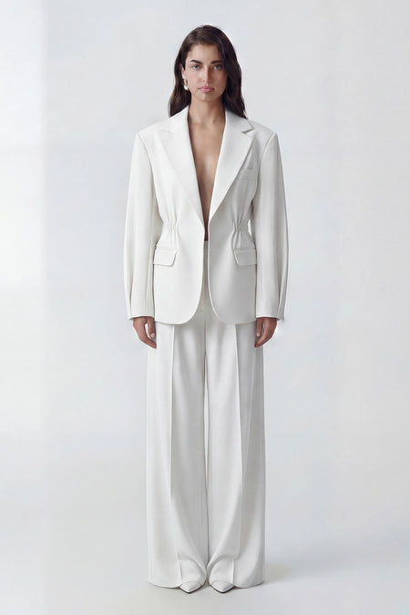 Costum alb cu sacou cu accent în talie și pantaloni largi