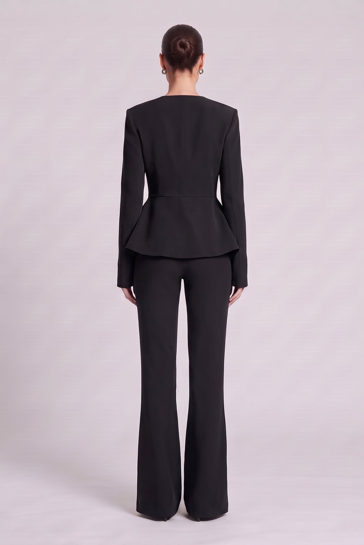 Set negru cu sacou structurat peplum și pantaloni evazați