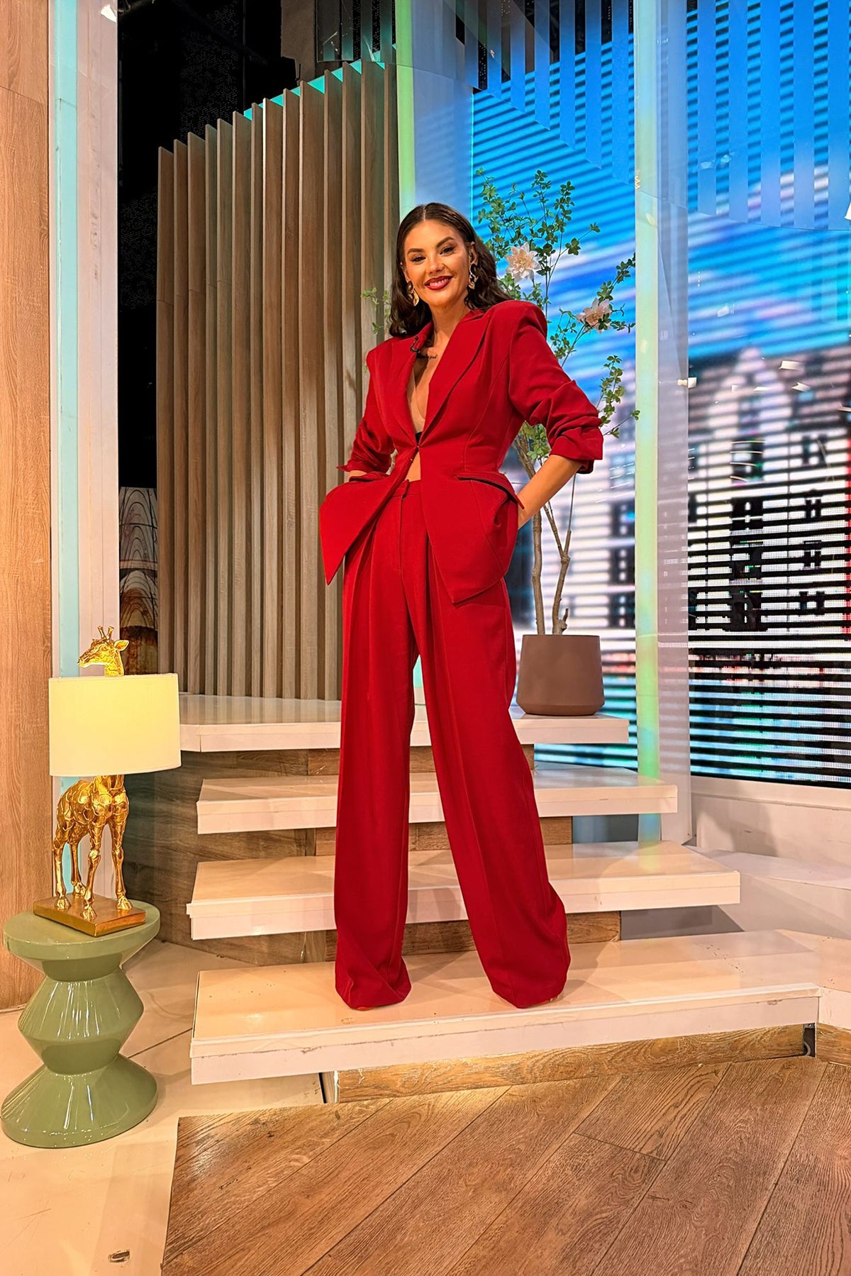 Costum mov-pruna cu sacou balloon cambrat și pantaloni wide leg