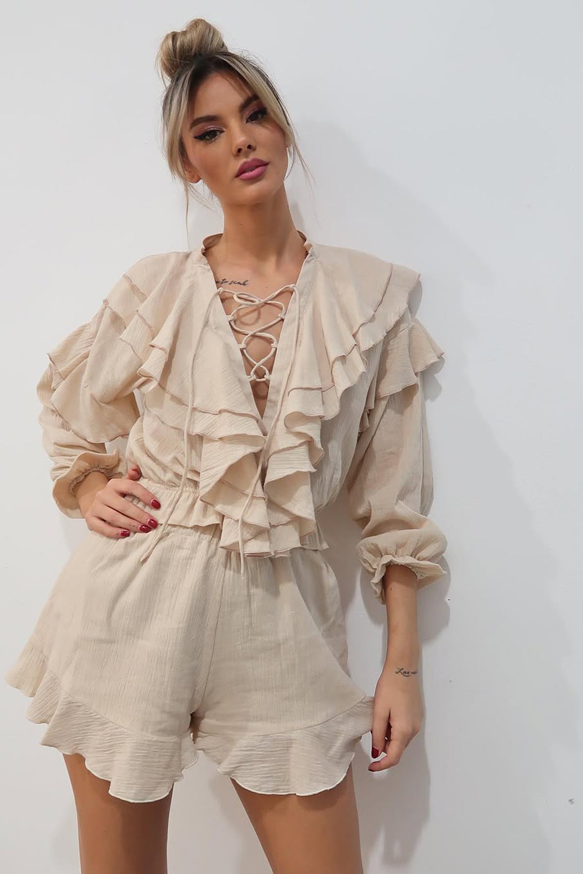 Beige linen-viscose blend set with ruffle top and shorts