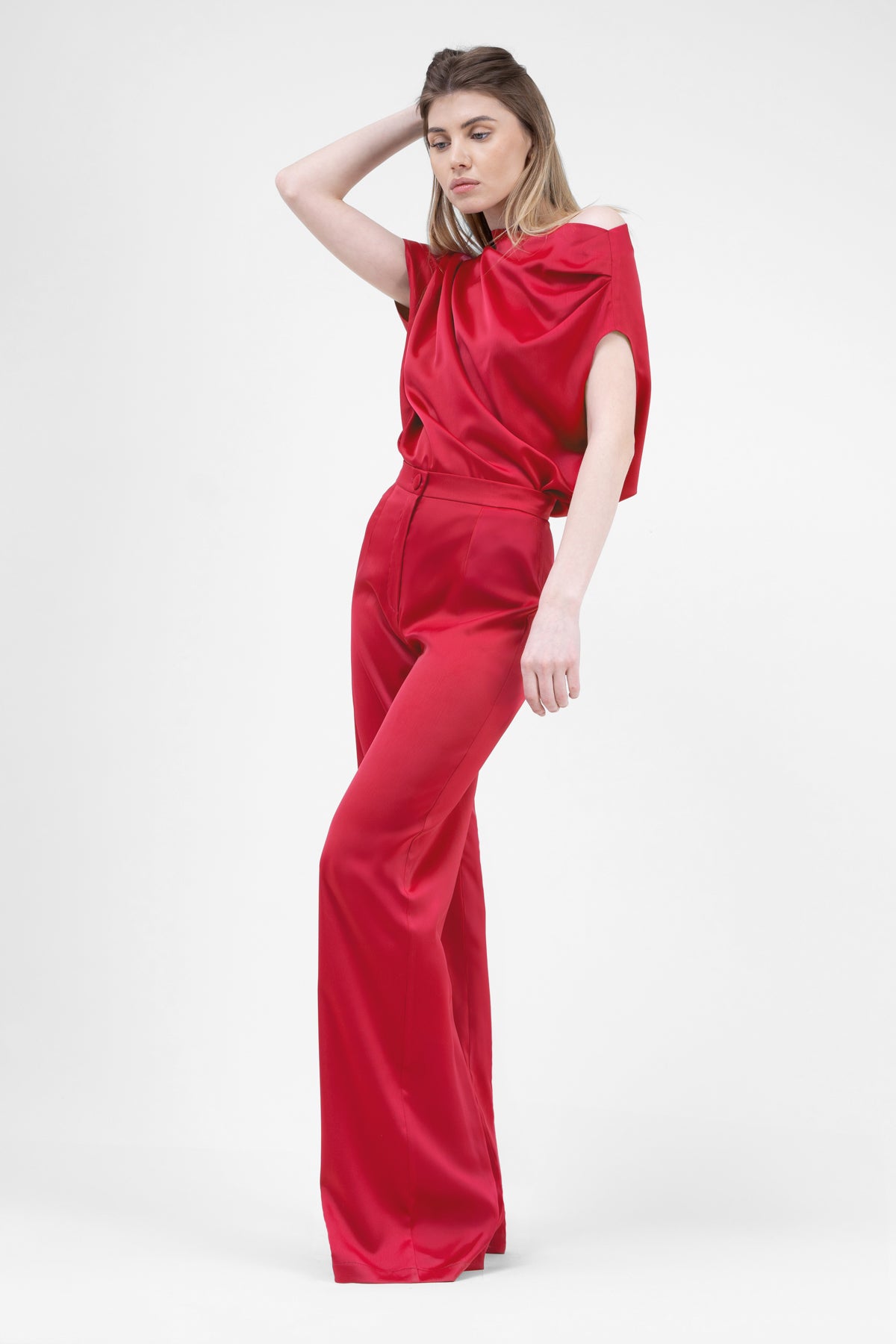 Set rosu cu top drapat asimetric si pantaloni wide leg din satin