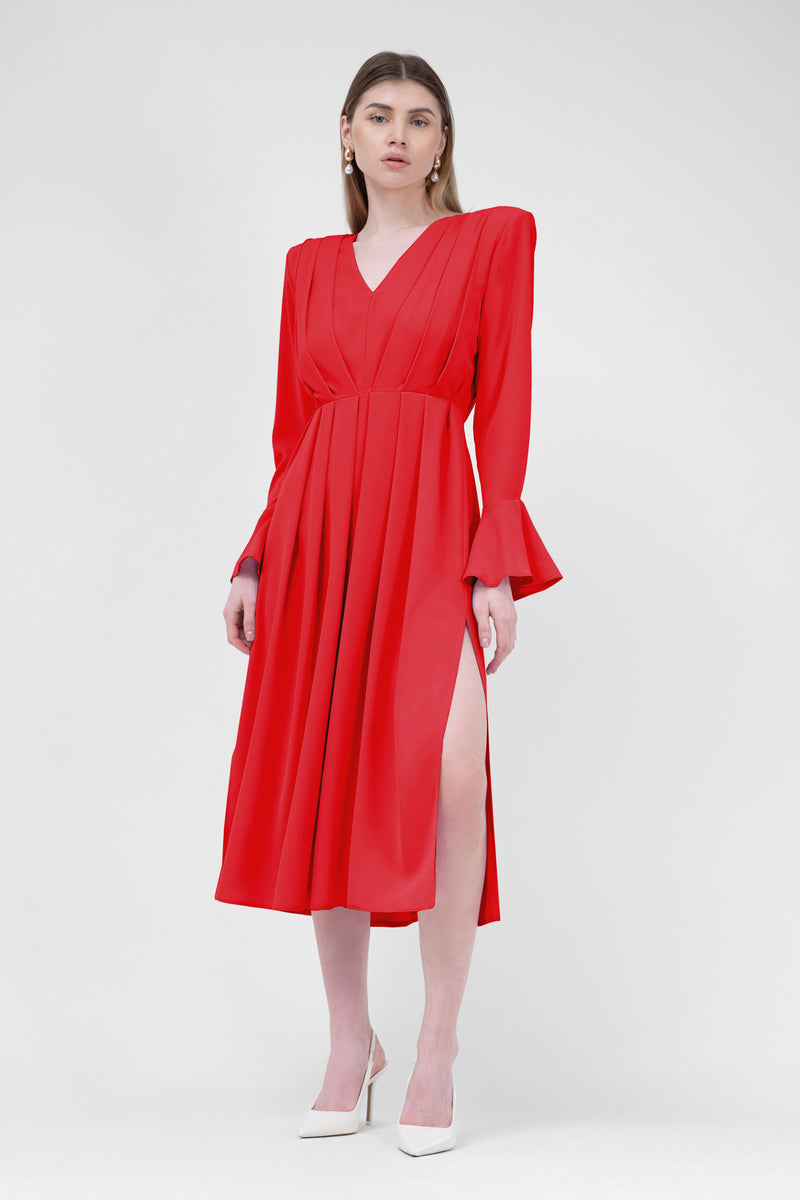 Robe midi rouge avec plis et épaules proéminentes