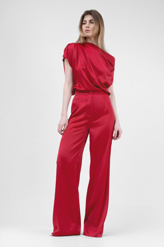 Ensemble rouge avec haut drapé asymétrique et pantalon large