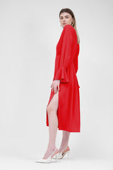 Robe midi rouge avec plis et épaules proéminentes