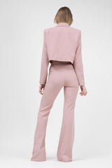 Costum roz pastel cu sacou cropped si pantaloni evazati