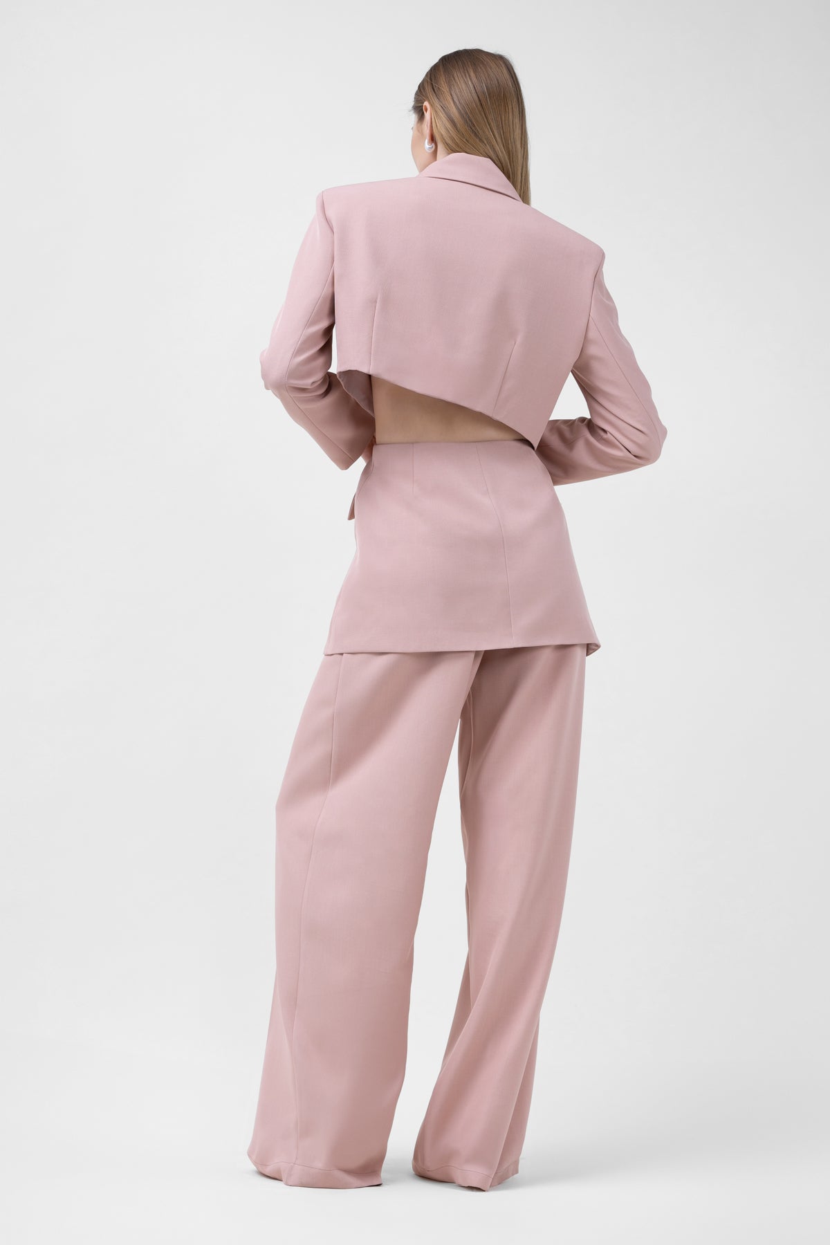 Costum roz pastel cu sacou decupat si pantaloni ultra wide leg