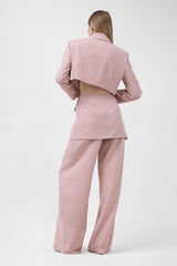 Costum roz pastel cu sacou decupat si pantaloni ultra wide leg