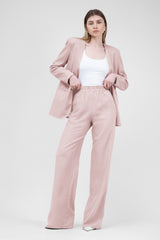 Costum de in roz pastel cu sacou si pantaloni drepti