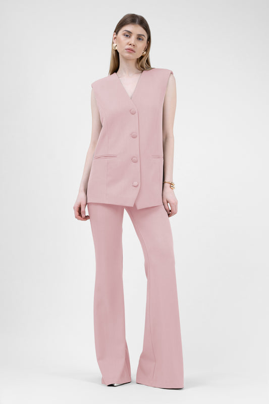 Rose pastel avec gilet surdimensionné et pantalon évasé