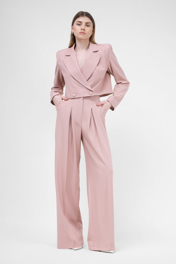 Costum roz pastel cu sacou cropped si pantaloni ultra wide leg