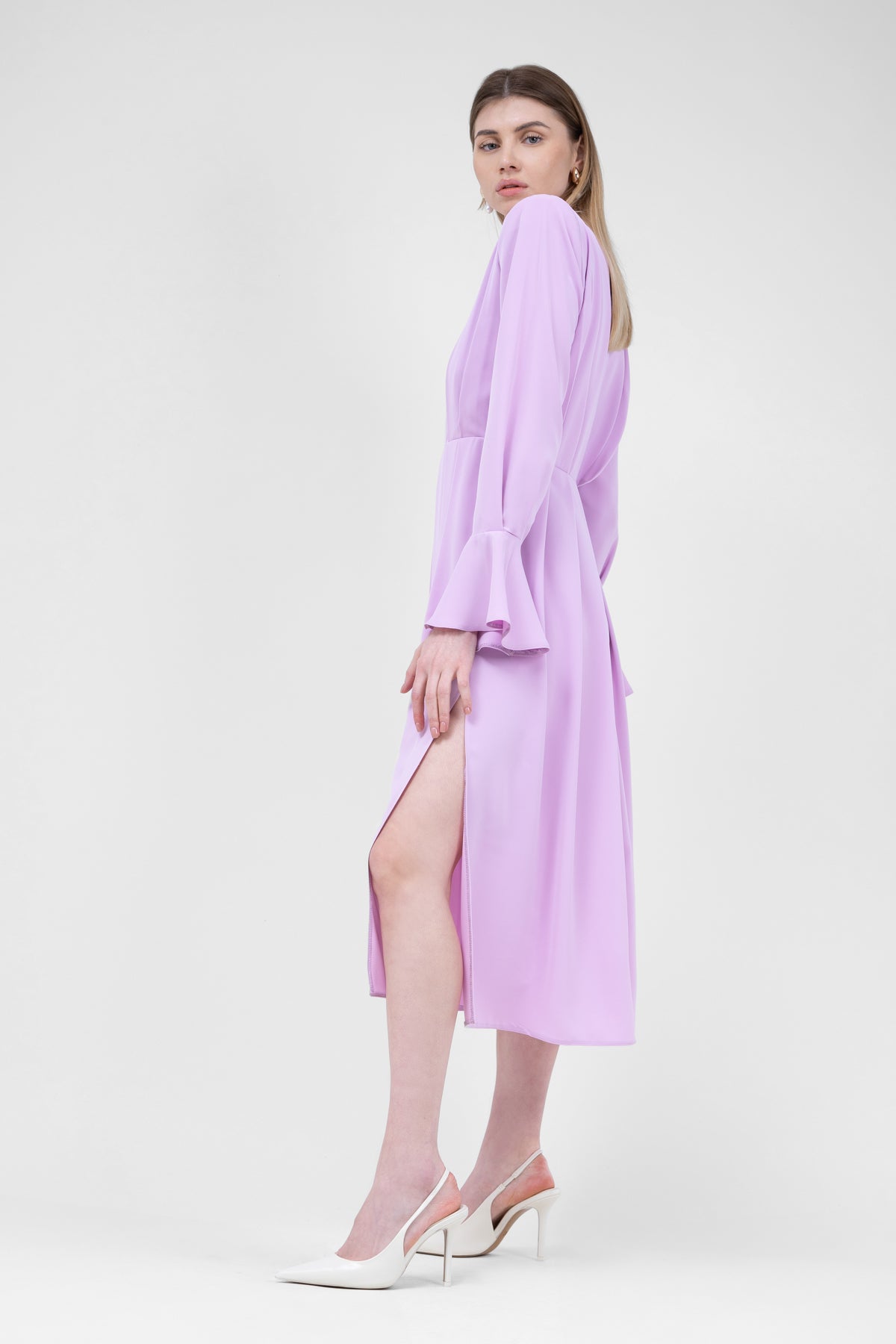 Rochie midi roz pastel cu pliuri si umeri proeminenti