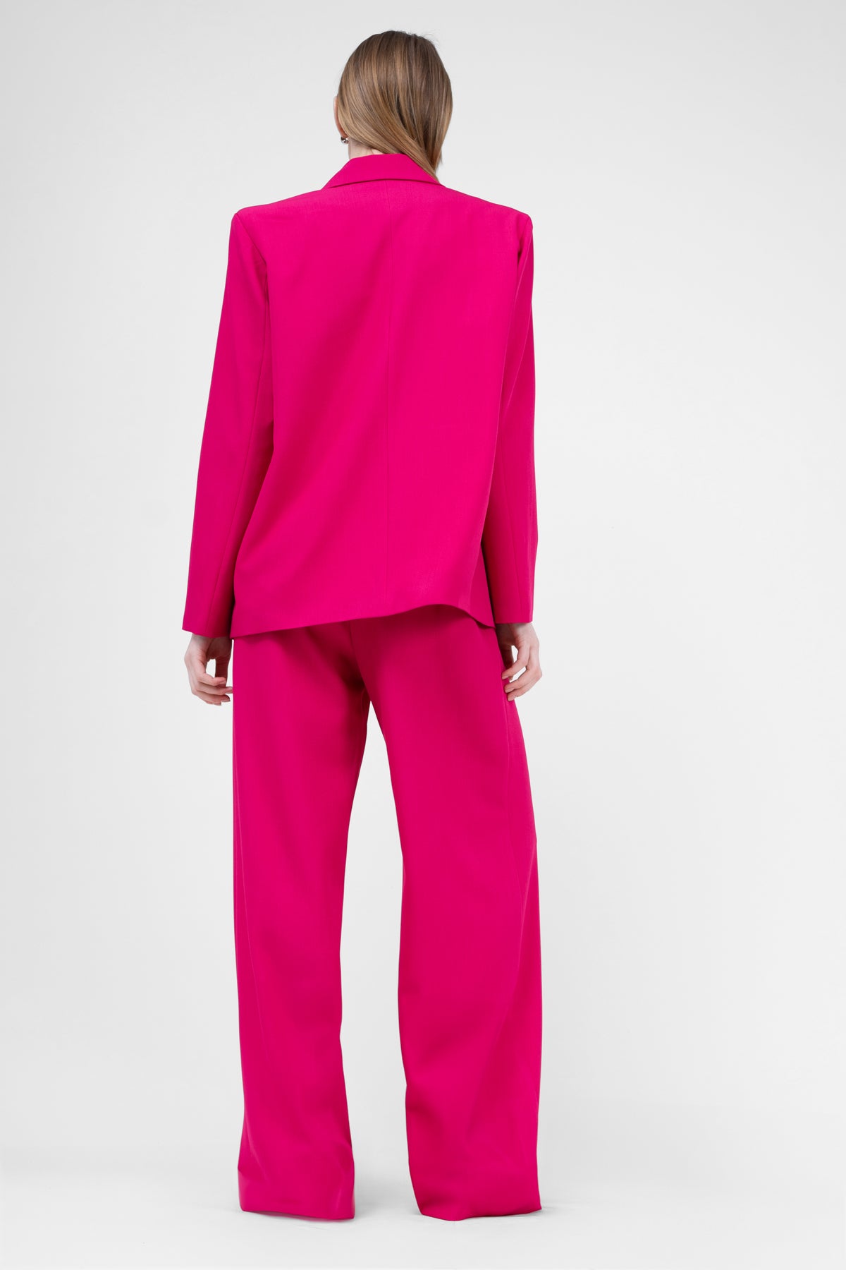 Costum fuchsia cu sacou regular cu buzunar dublu si pantaloni ultra wide leg