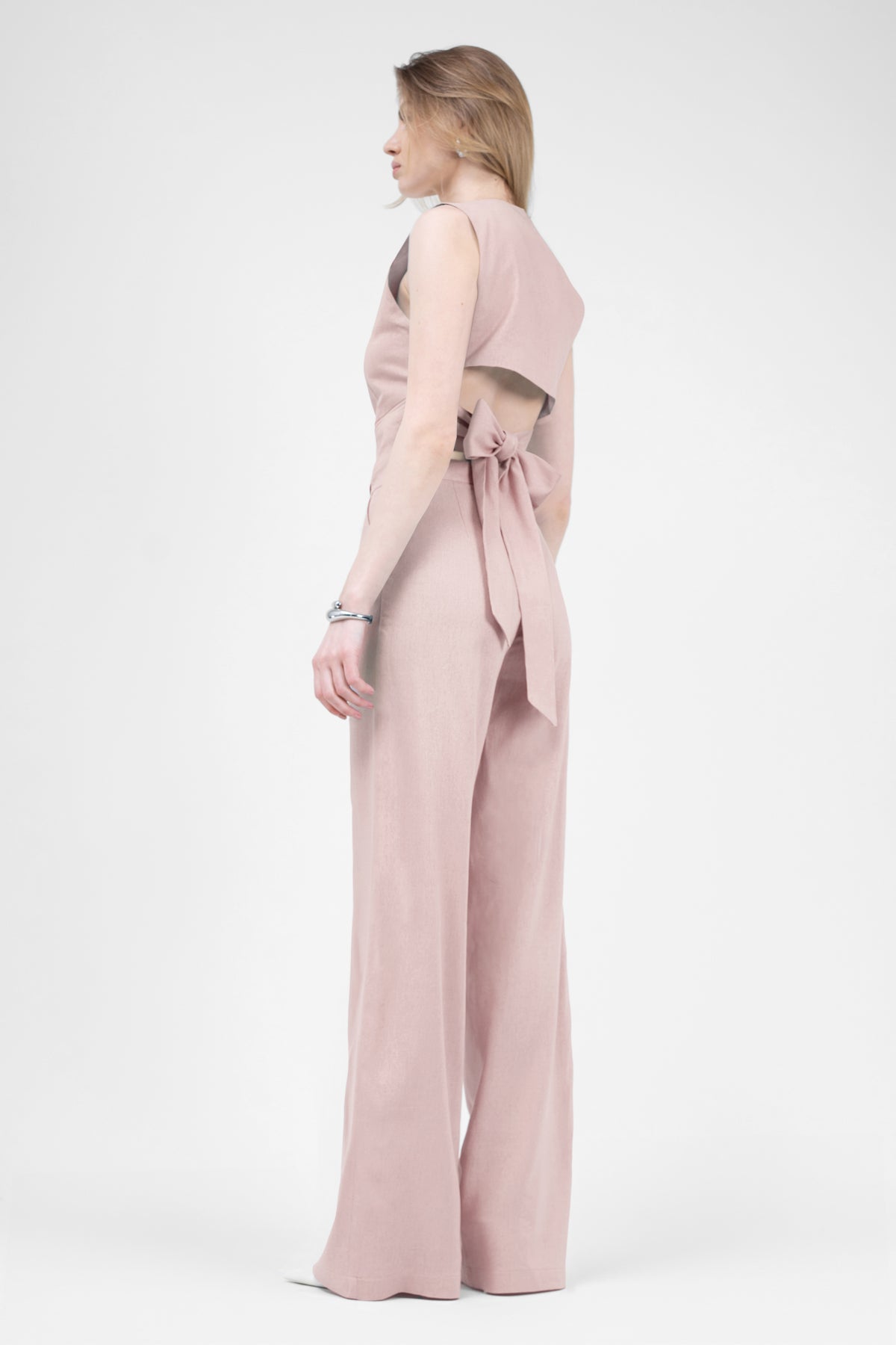 Costum de in roz pastel cu vesta decupata si pantaloni drepti