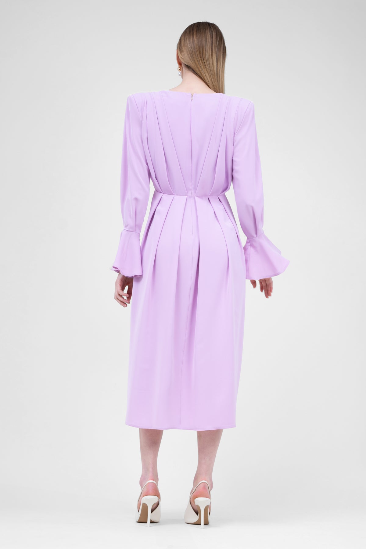 Rochie midi roz pastel cu pliuri si umeri proeminenti